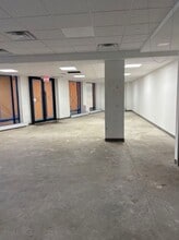 132-77 Metropolitan Avenue, Kew Gardens, NY à louer Photo intérieure– Image 1 sur 3