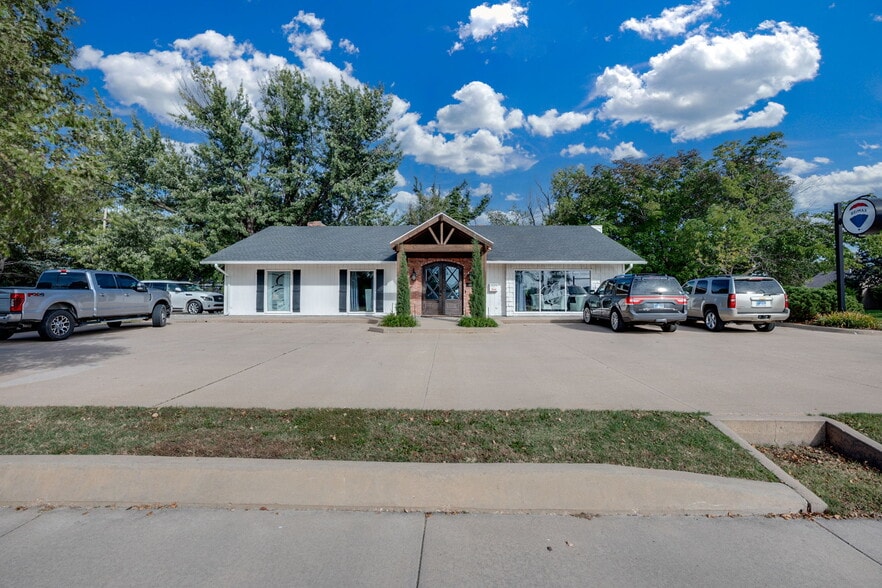 2300 N Lorraine St, Hutchinson, KS à louer - Photo principale – Image 1 sur 18