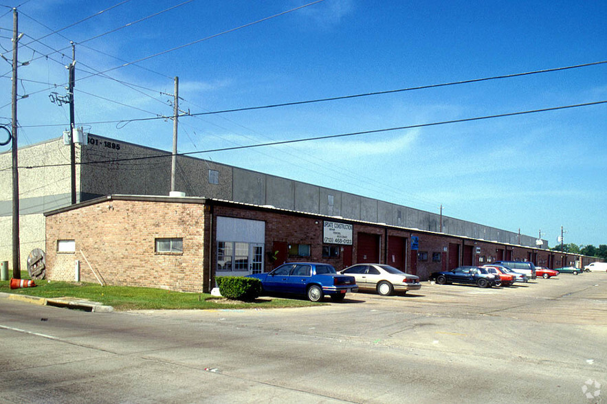 1919 W Sam Houston Pky N, Houston, TX à louer - Photo de l’immeuble – Image 2 sur 8