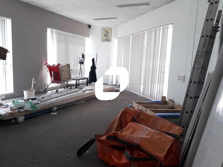 Bureau dans Les Essarts-le-Roi à louer - Photo de l’immeuble – Image 1 sur 2