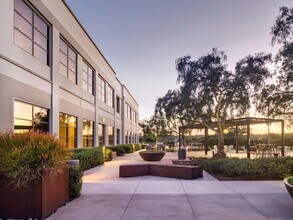 5301 California Ave, Irvine, CA à louer Photo intérieure– Image 1 sur 3