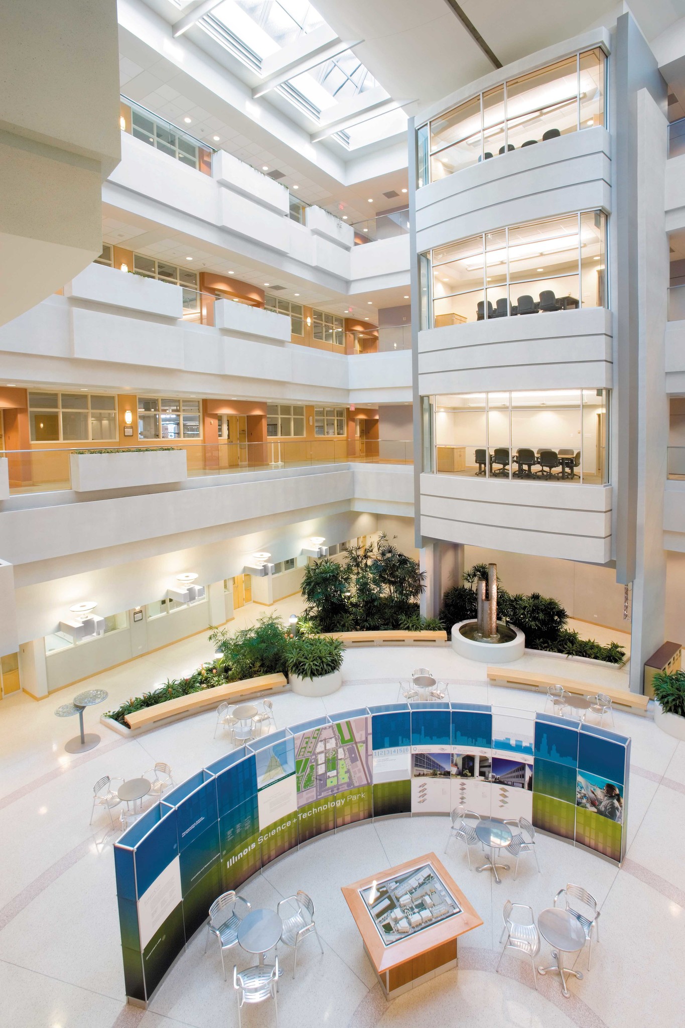 8045 Lamon Ave, Skokie, IL à louer Autre– Image 1 sur 6