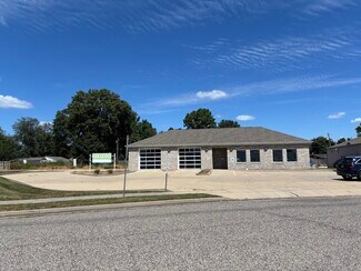 Plus de détails pour 11 Cottonwood Dr, Chatham, IL - Spécialisé à vendre