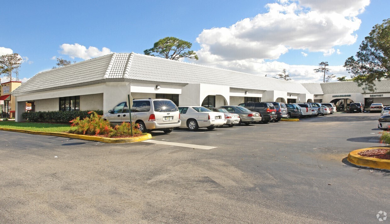 7100 W Commercial Blvd, Lauderhill, FL à louer Photo de l’immeuble– Image 1 sur 6