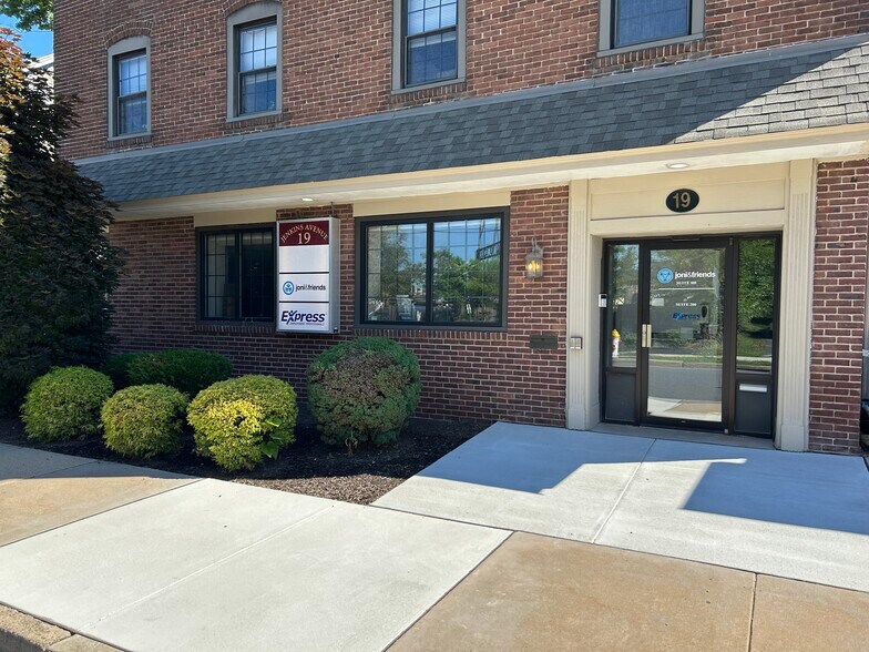 19 Jenkins Ave, Lansdale, PA à louer - Photo de l’immeuble – Image 1 sur 6