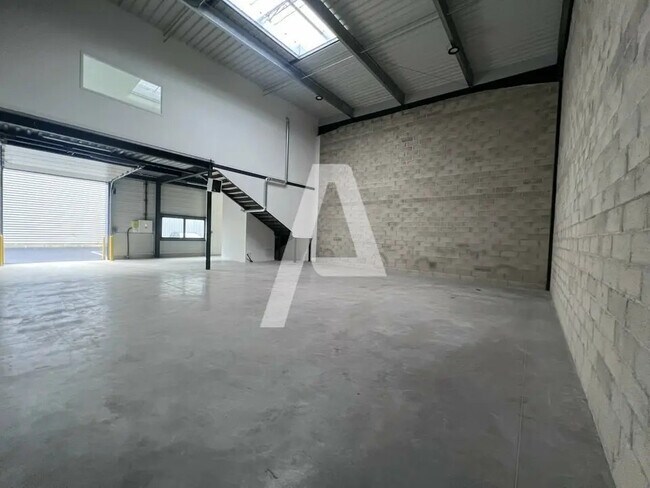 Plus de détails pour Local d'activités à louer