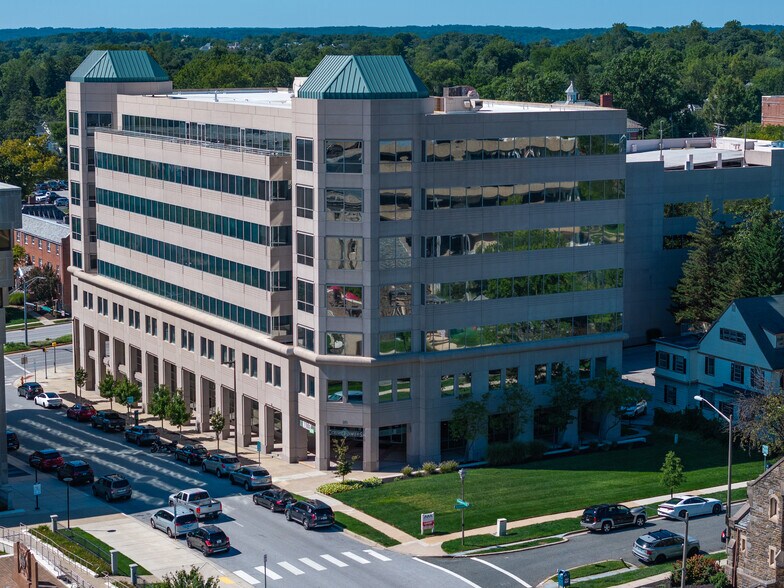 210 W Pennsylvania Ave, Towson, MD à louer - Photo de l’immeuble – Image 3 sur 9
