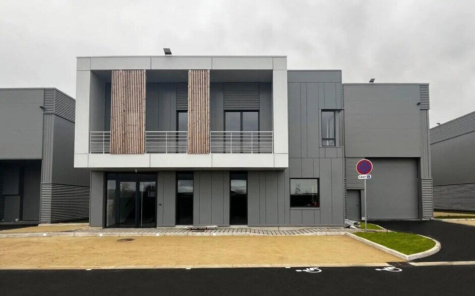 Local d’activités dans Chanteloup-en-Brie à louer - Photo de l’immeuble – Image 2 sur 9