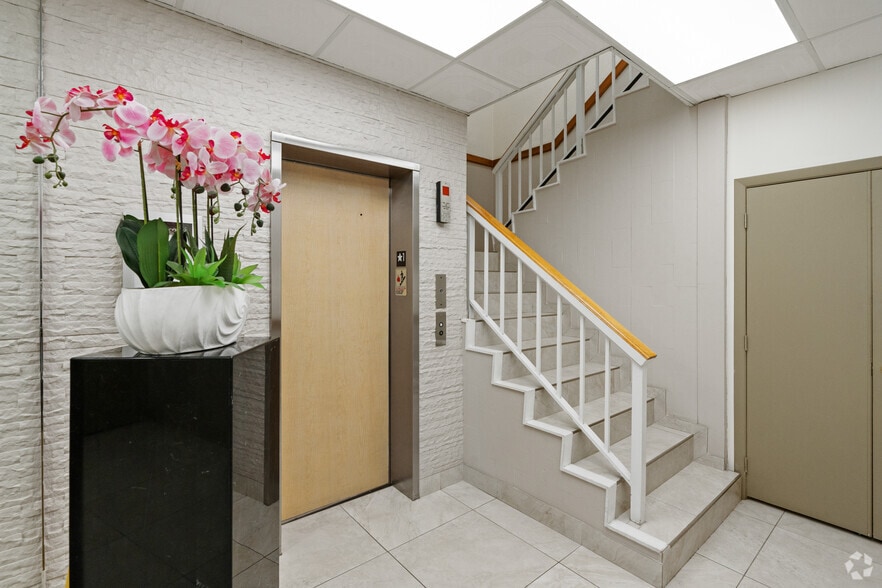2501 E Commercial Blvd, Fort Lauderdale, FL à louer - Hall d’entrée – Image 3 sur 11