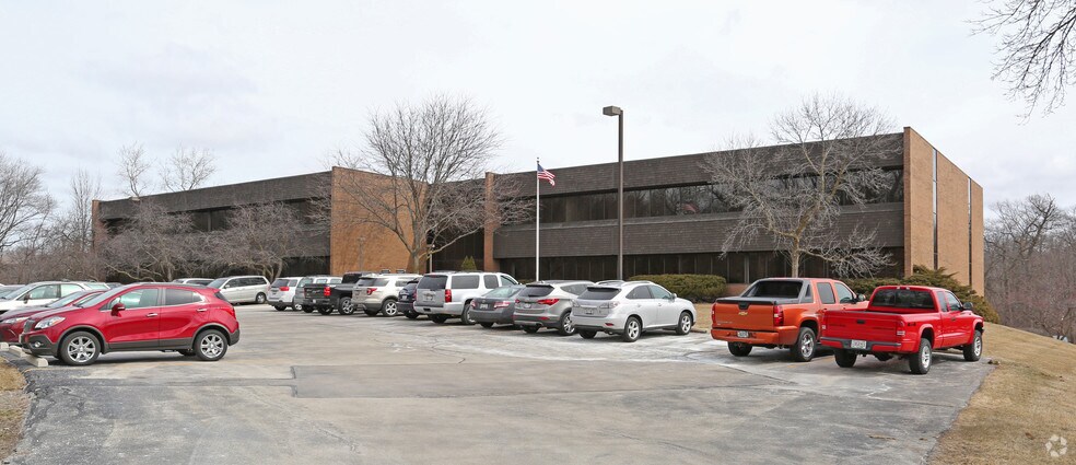 150 N Sunny Slope Rd, Brookfield, WI à vendre - Photo de l’immeuble – Image 1 sur 5