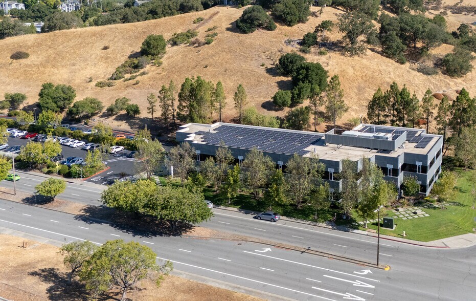 111 Smith Ranch Rd, San Rafael, CA à vendre - Photo de l’immeuble – Image 2 sur 2
