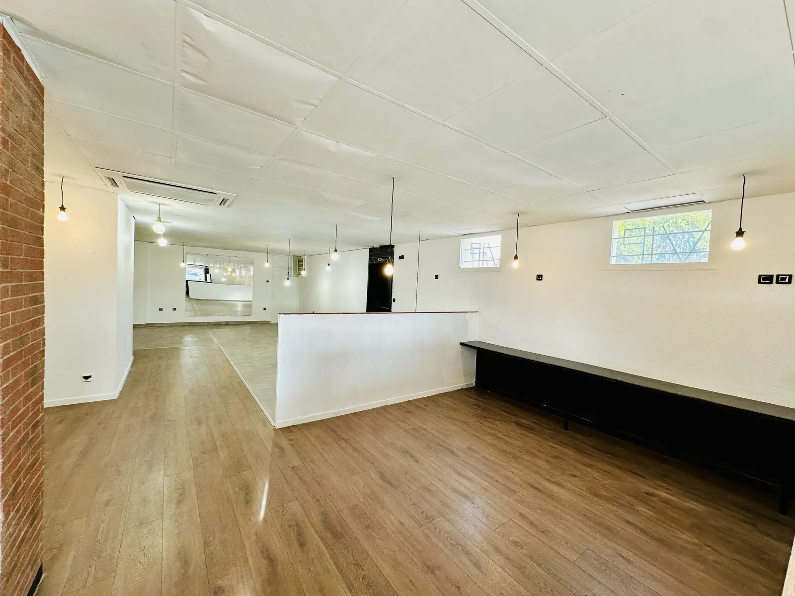 Local commercial dans Saint-Victoret à louer Photo de l’immeuble– Image 1 sur 15