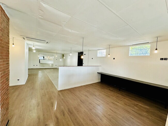 Plus de détails pour Local commercial à louer