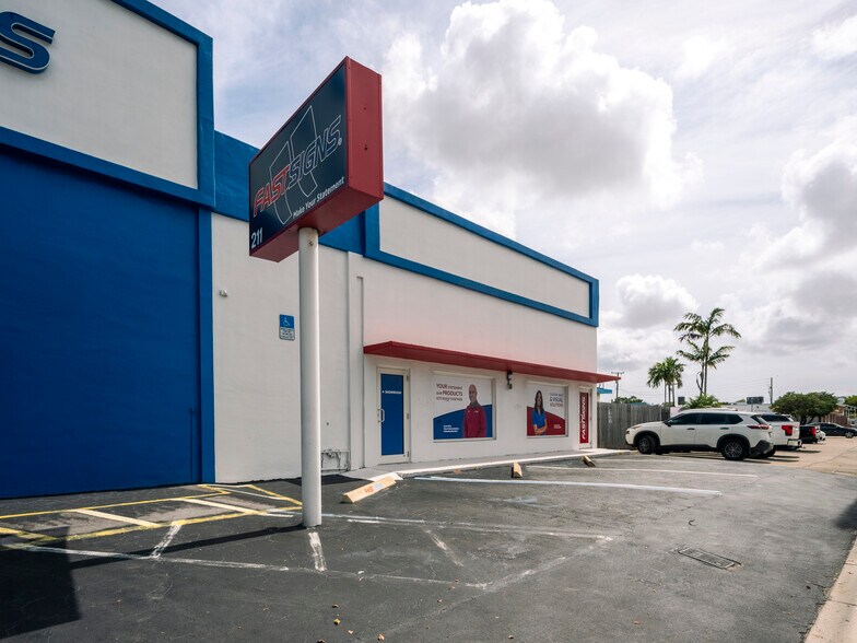215 E Oakland Park Blvd, Oakland Park, FL à vendre - Photo de l’immeuble – Image 2 sur 9