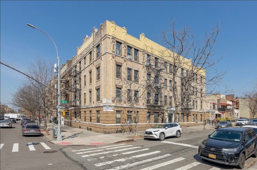 2594 42nd St, Astoria, NY à vendre - Photo principale – Image 1 sur 11