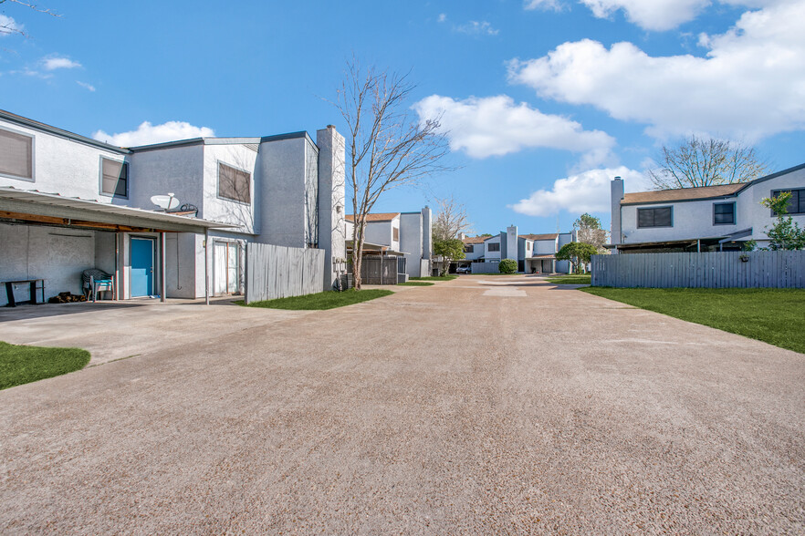 7830 Bayou Forest Dr, Houston, TX à vendre - Photo de l’immeuble – Image 3 sur 23