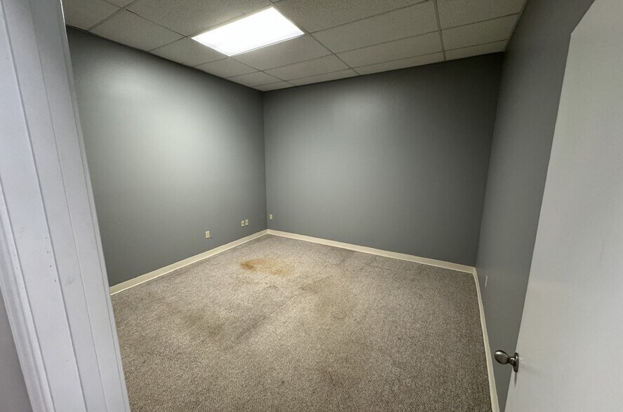 705 SE Melody Ln, Lee's Summit, MO à louer - Photo intérieure – Image 3 sur 3