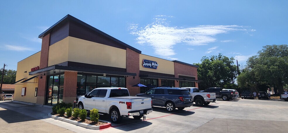 704 Junction Hwy, Kerrville, TX à louer - Photo de l’immeuble – Image 3 sur 3