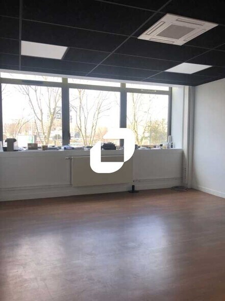 Bureau dans Clichy à louer - Photo de l’immeuble – Image 3 sur 11
