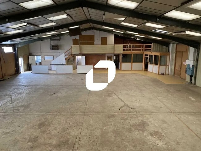 Plus de détails pour Local d'activités à louer