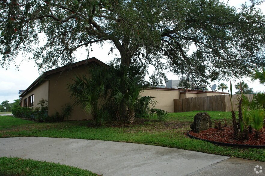 2721 W International Speedway Blvd, Daytona Beach, FL à louer - Photo de l’immeuble – Image 2 sur 3