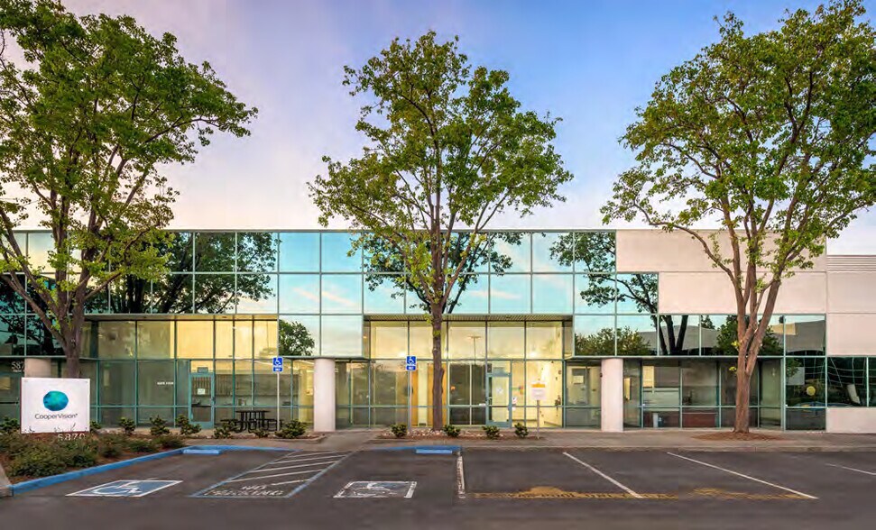 5870 Stoneridge Dr, Pleasanton, CA à louer - Photo de l’immeuble – Image 2 sur 7