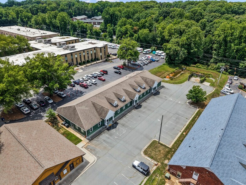 8017 N Point Blvd, Winston-Salem, NC à louer - Photo de l’immeuble – Image 3 sur 52