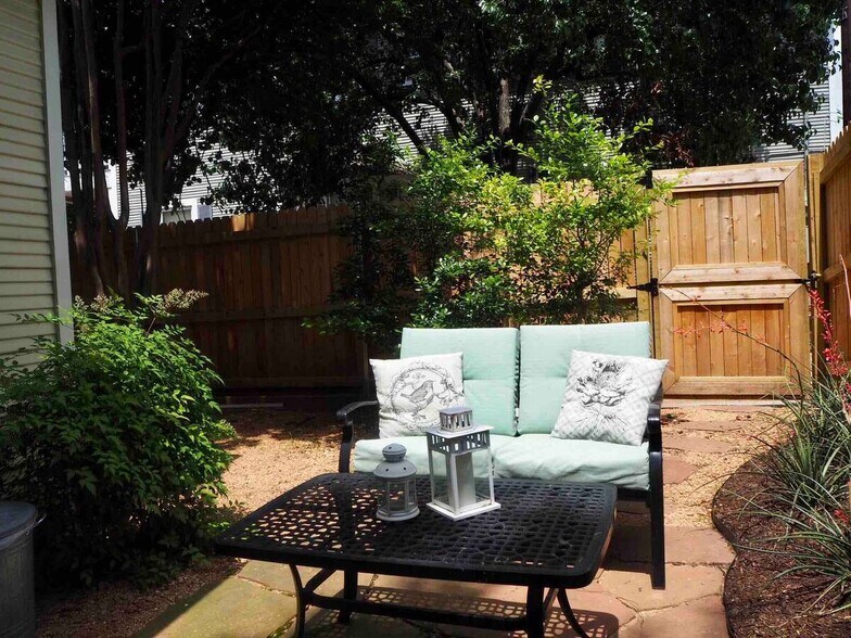 2508-2510 Boll St, Dallas, TX à louer - Photo de l’immeuble – Image 3 sur 5