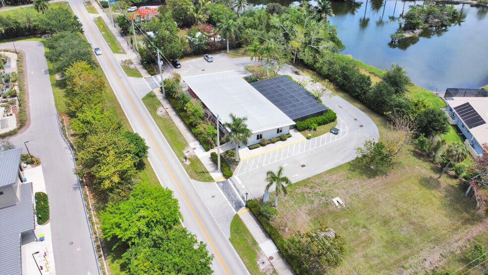 6051 Bayshore Dr, Naples, FL à louer - Photo de l’immeuble – Image 3 sur 15