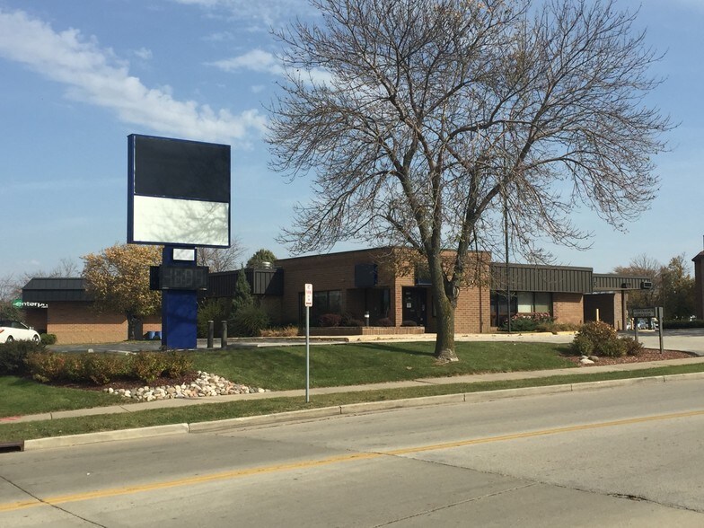 1710 Paramount Dr, Waukesha, WI à vendre - Photo principale – Image 1 sur 7