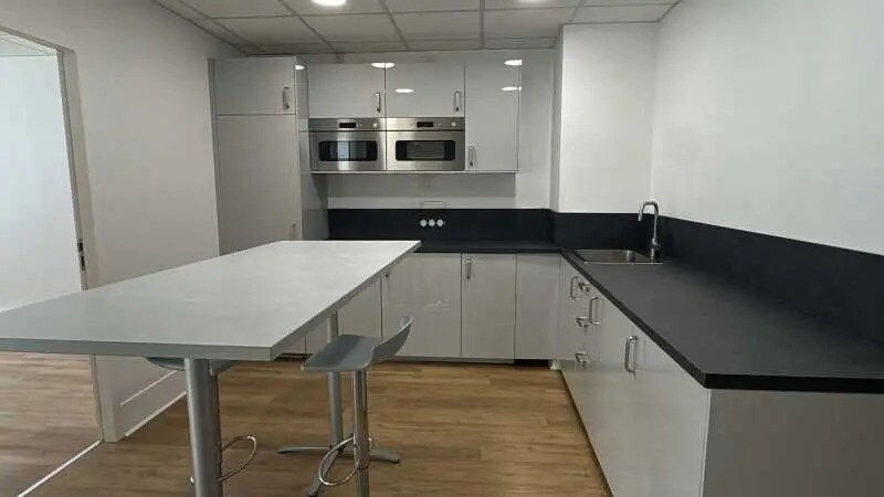 Bureau dans Ivry-sur-Seine à louer - Photo de l’immeuble – Image 2 sur 24