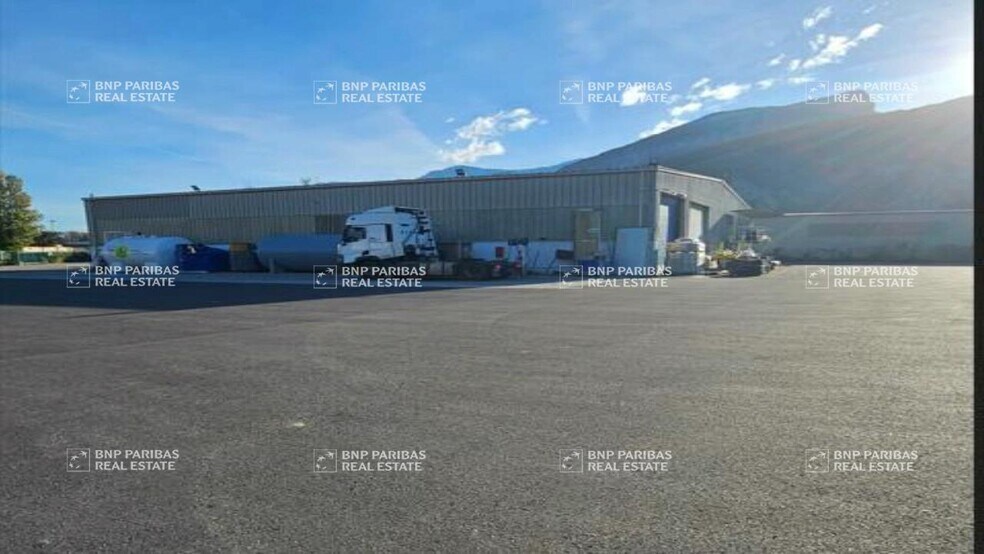 Local d'activités dans Voreppe à vendre - Photo de l’immeuble – Image 3 sur 3