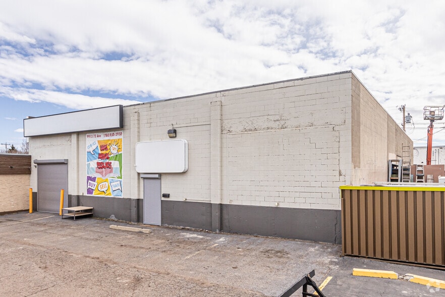 9913 73rd Ave NW, Edmonton, AB à louer - Photo principale – Image 2 sur 13