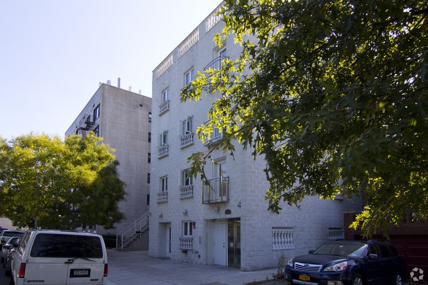 2031 Burr Ave, Bronx, NY à vendre - Photo principale – Image 1 sur 2