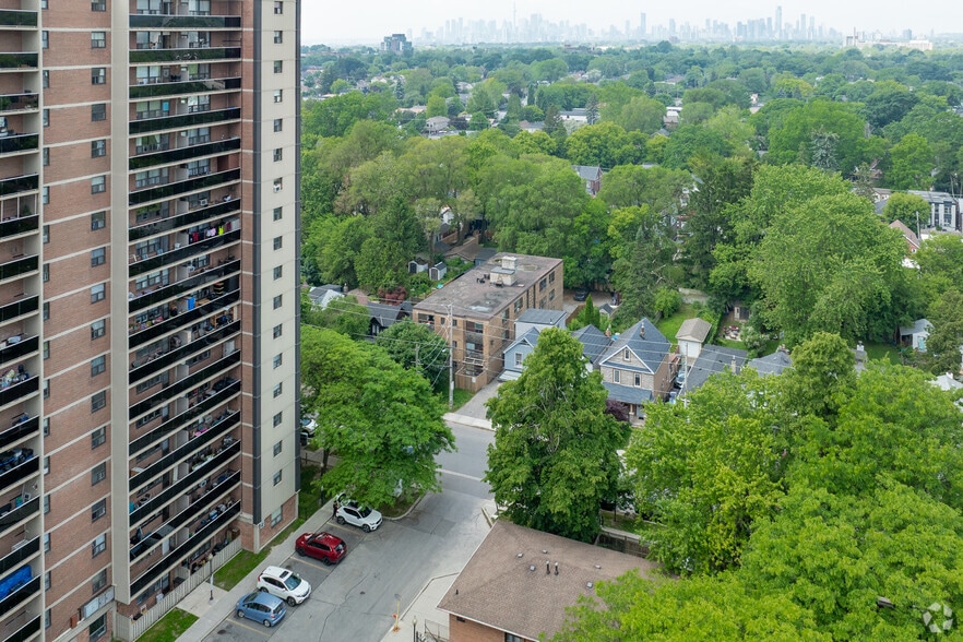 156 Barrington Ave, Toronto, ON à vendre - Aérien – Image 2 sur 2