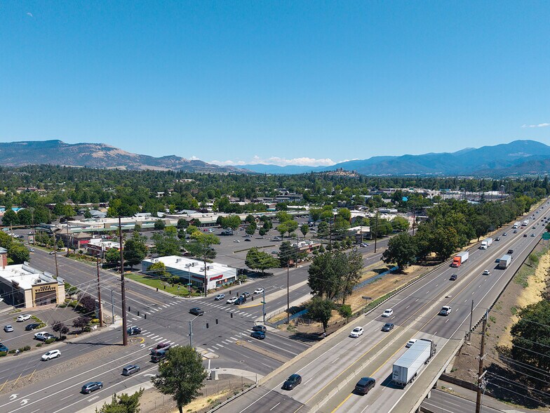 870-1132 Biddle Rd, Medford, OR à louer - Photo de l’immeuble – Image 3 sur 7