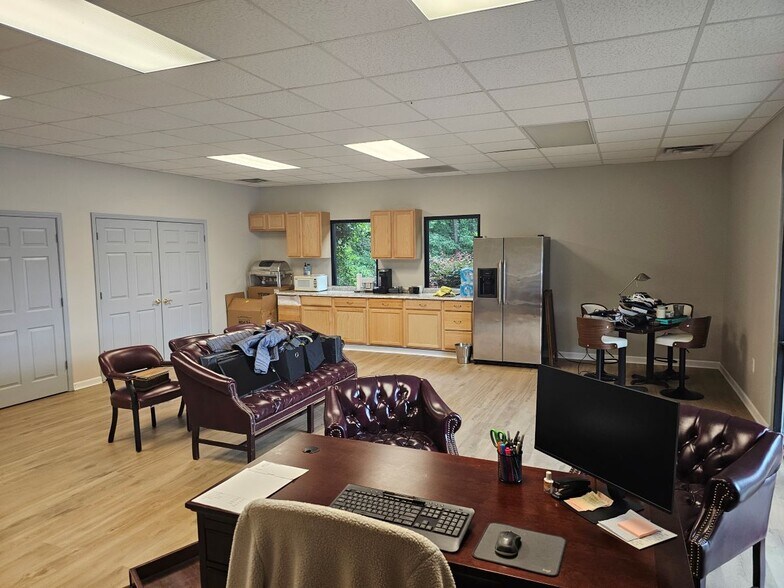 5511 Radford Rd, Flowery Branch, GA à louer - Photo de l’immeuble – Image 2 sur 6