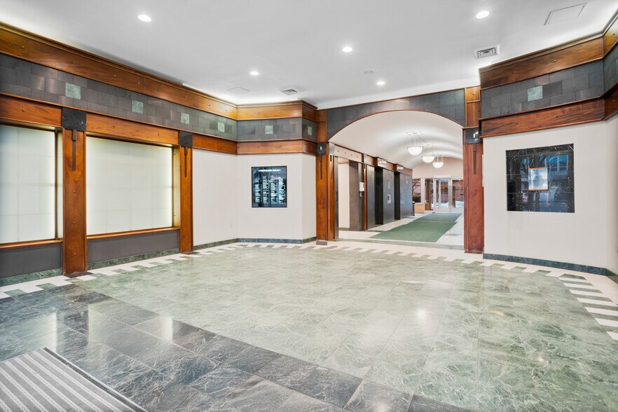 8720 Georgia Ave, Silver Spring, MD à louer - Hall d’entrée – Image 2 sur 4