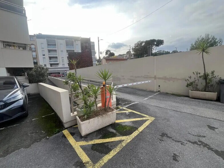 Industriel/Logistique dans Cagnes-sur-Mer à louer - Photo de l’immeuble – Image 3 sur 7