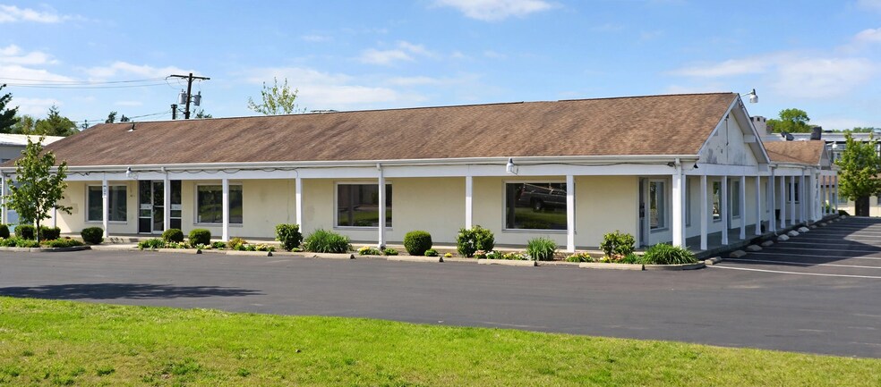 630 Washington Ave, North Haven, CT à vendre - Photo de l’immeuble – Image 2 sur 11