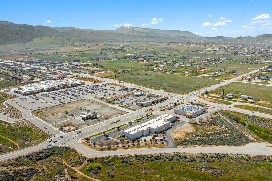 1001 W Tehachapi Blvd, Tehachapi, CA à louer - Photo de l’immeuble – Image 3 sur 5