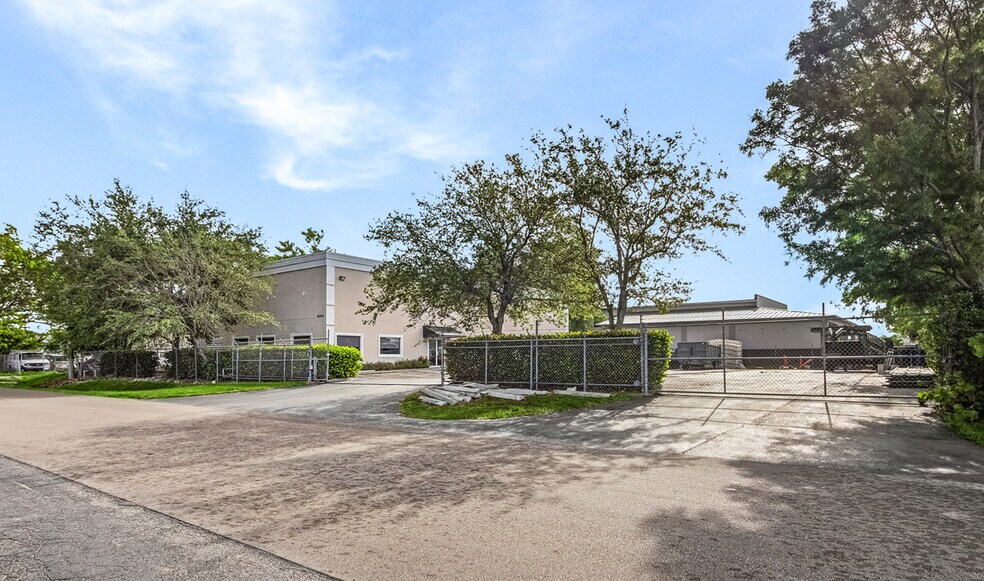 6204 Janes Ln, Naples, FL à louer - Photo de l’immeuble – Image 1 sur 6