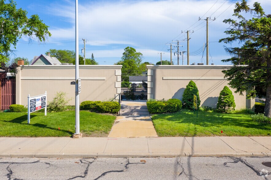 352 N Main St, Plymouth, MI à louer - Photo de l’immeuble – Image 1 sur 8