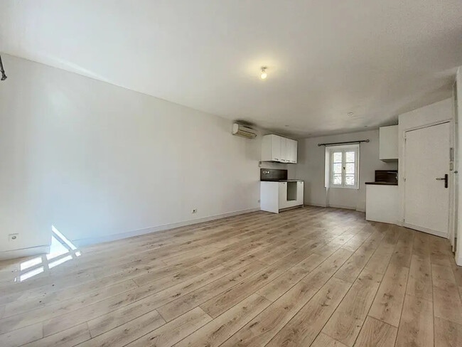 Plus de détails pour Local d’activités à vendre