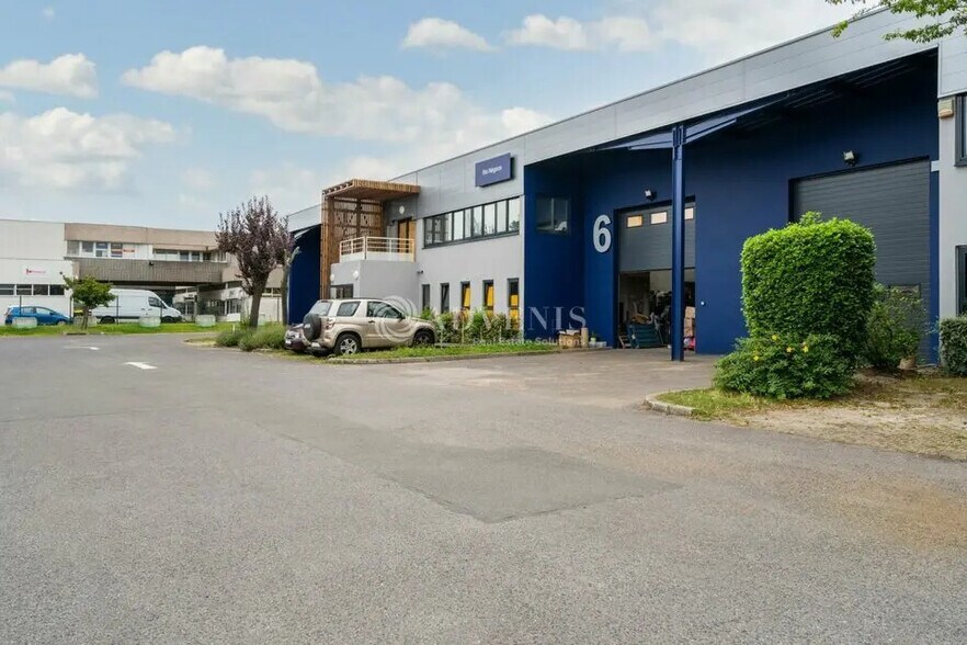 Local d’activités dans SAINT-OUEN-L'AUMONE à louer - Photo de l’immeuble – Image 1 sur 9