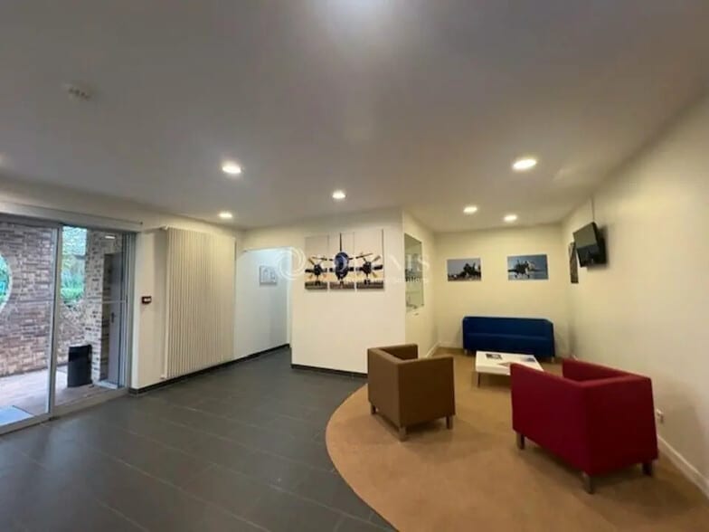 Local d'activités dans Buc à vendre - Hall d’entrée – Image 3 sur 7