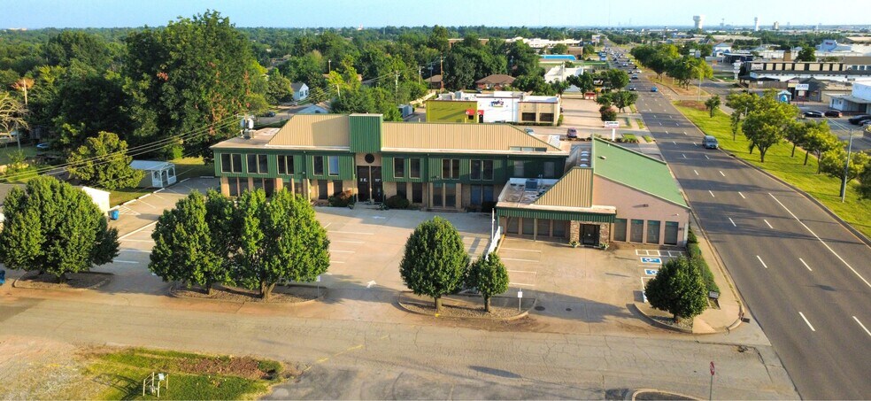 2 E 11th St, Edmond, OK à vendre - Photo de l’immeuble – Image 2 sur 16