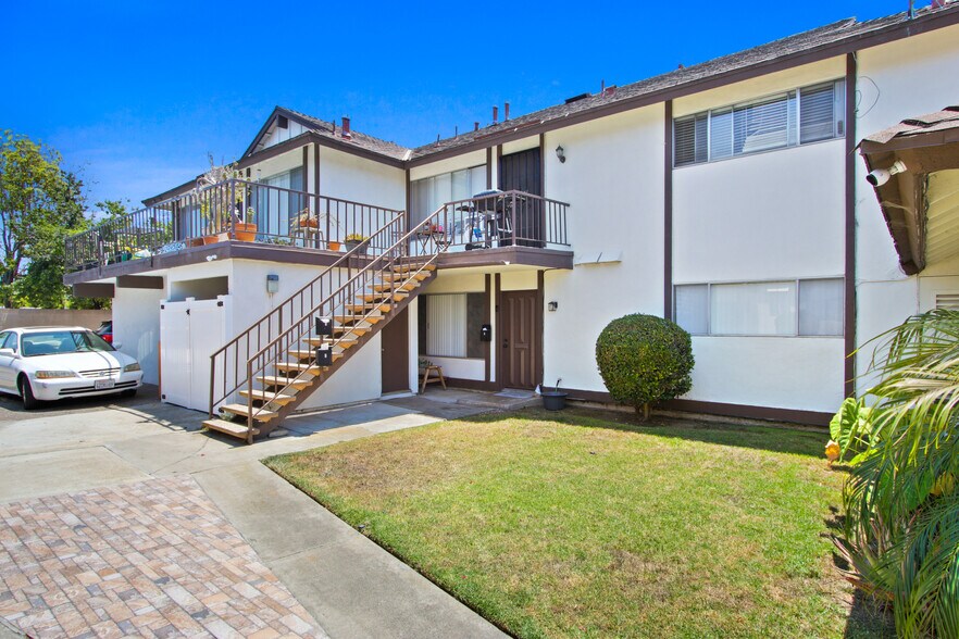 18712 Demion Ln, Huntington Beach, CA à vendre - Photo de l’immeuble – Image 2 sur 16