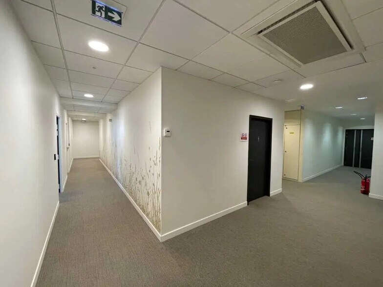 Bureau dans Margny-lès-Compiègne à louer - Photo de l’immeuble – Image 3 sur 9