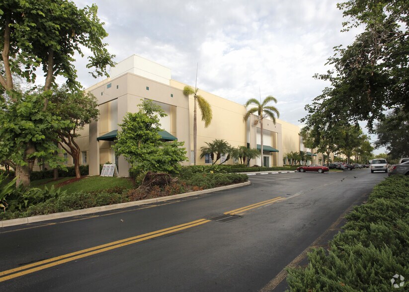 15851 SW 41st St, Davie, FL à louer - Photo principale – Image 1 sur 6